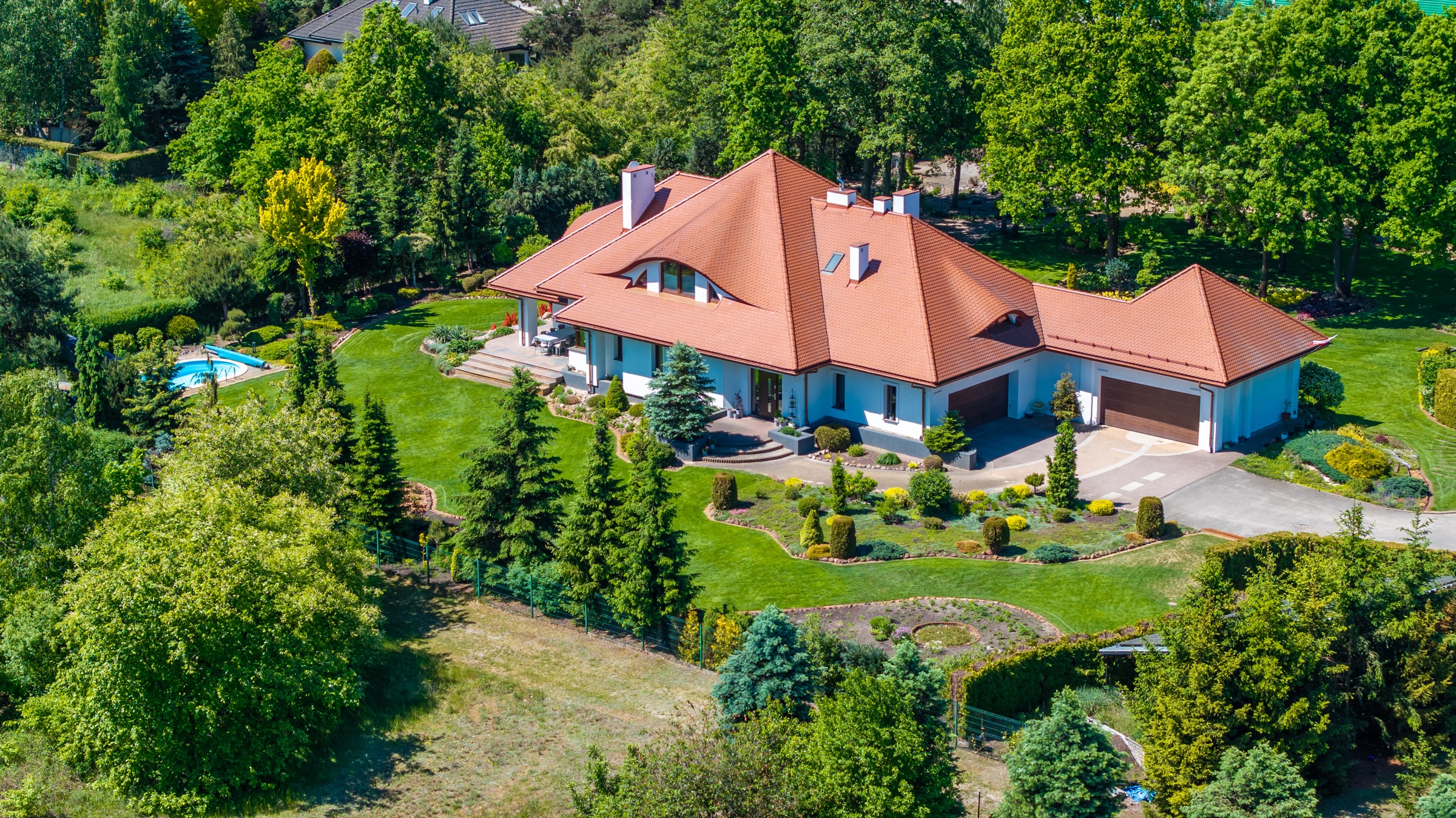 Nieruchomość premium pokazana z powietrza