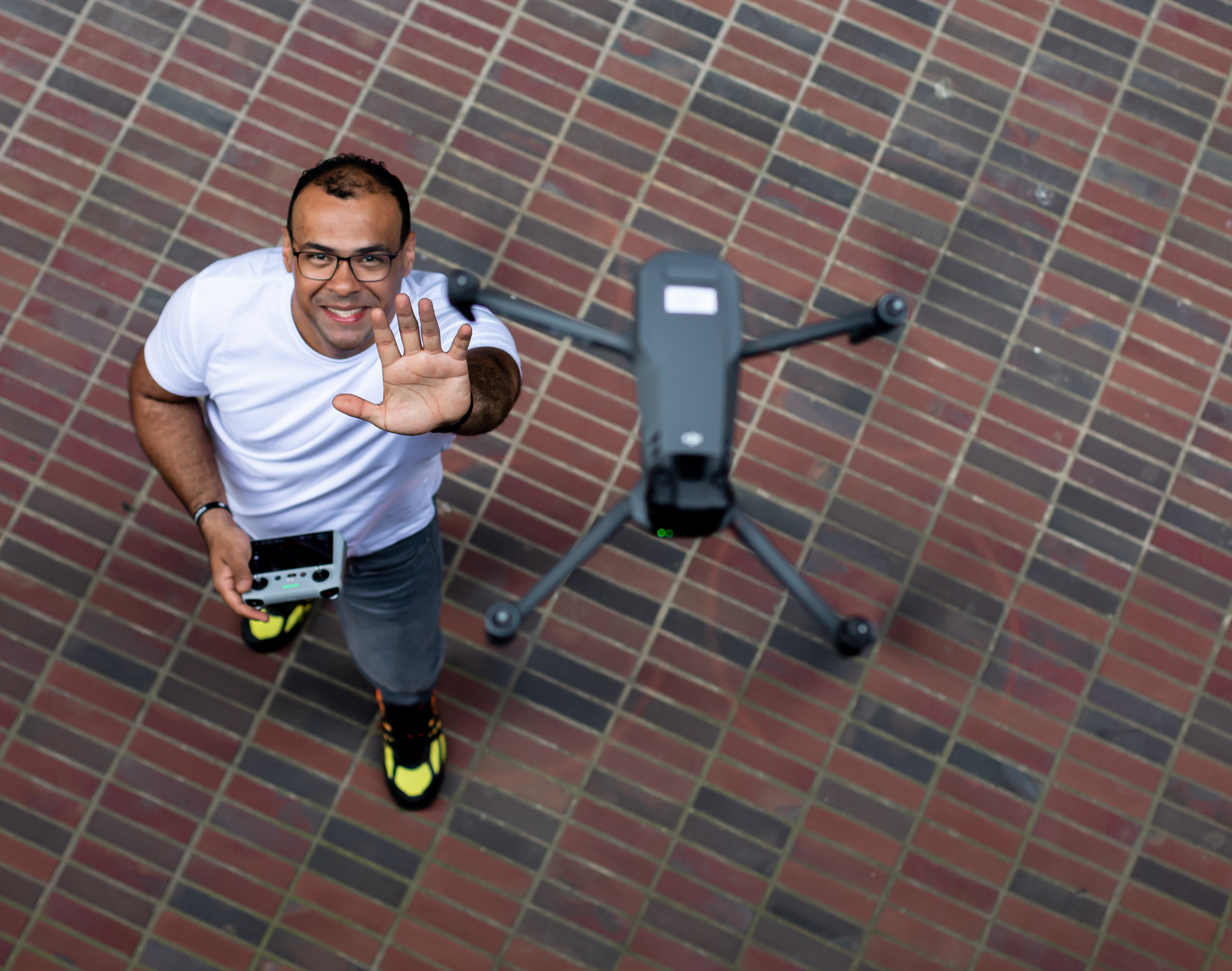 Eryk Quesada podczas lotu dronem