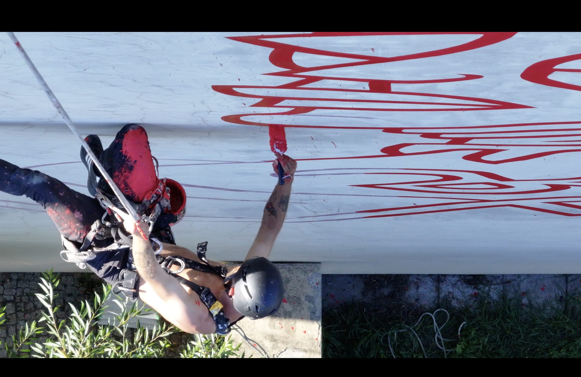 Kadr Top-Down z drona na mural Sen